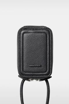 STRAPPED-ACCESSORY-MICROBAG / ストラップ付き MagSafe対応 ショルダーマイクロバッグ (チャコール)