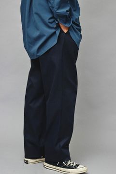 2OUT-PLEATS PANTS POLYESTER DENIM / ポリエステルデニム ワイドセミテーパードパンツ ネイビーデニム