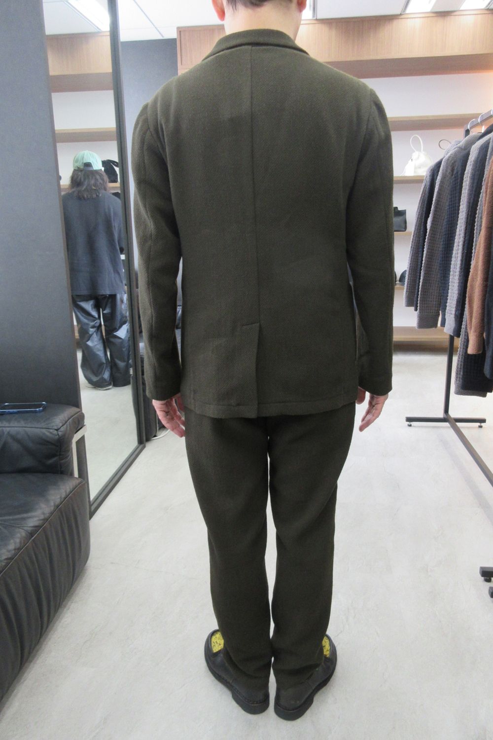 【26AW】【セットアップ】 WOOL-BLEND CAMO-EMBOSSED JACKET / ウール混 エンボスカモフラージュ テーラードシングルジャケット&イージースラックス (カーキ) (9月上旬入荷予定)