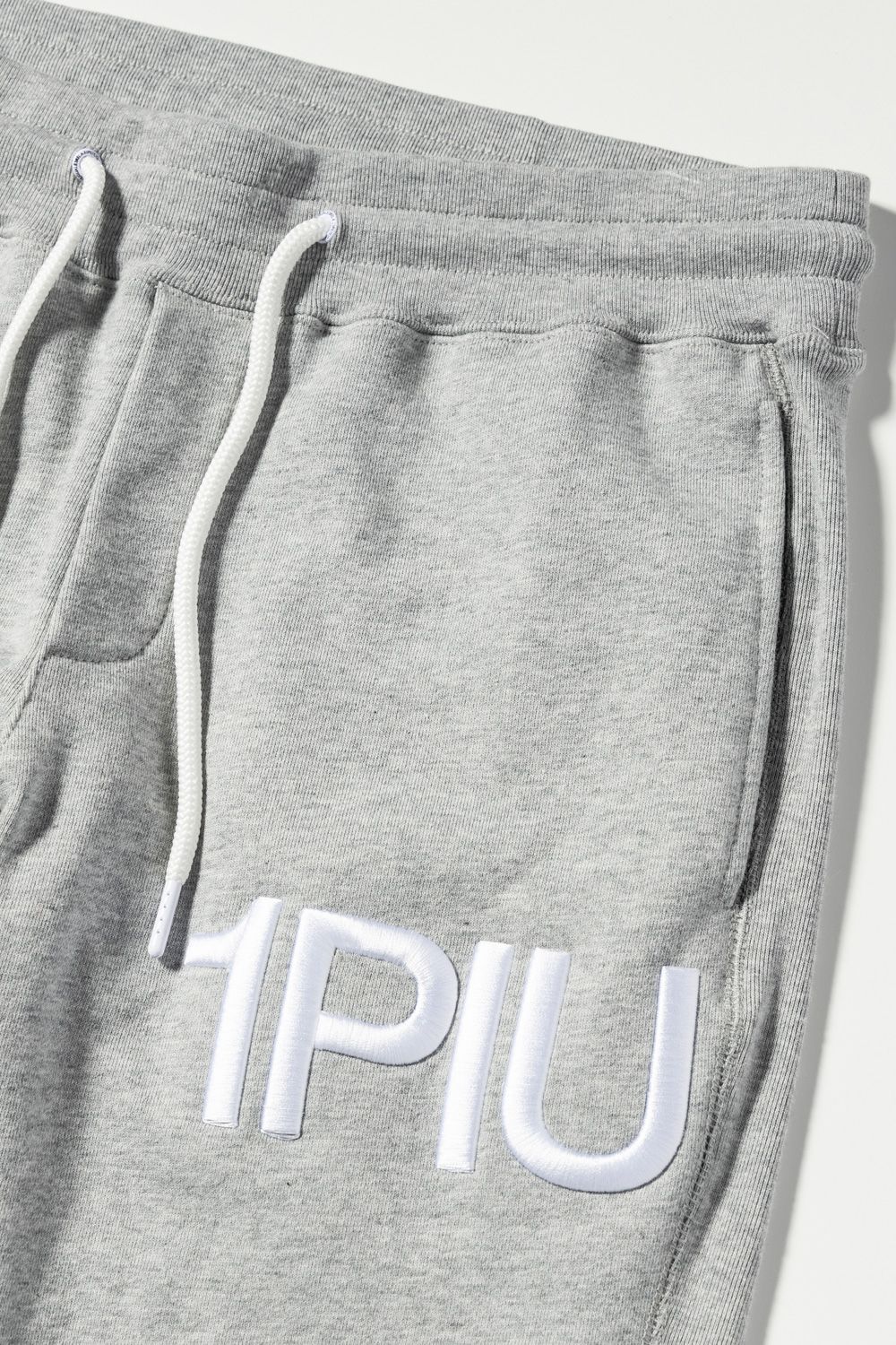 1PIU LOGO HEAVY PANTS / 1PIUロゴ刺繍 スウェットパンツ トップグレー