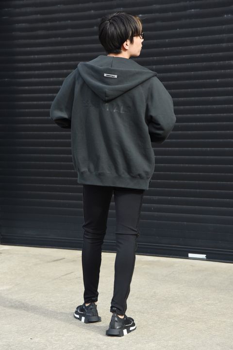 【FOG ESSENTIALS】話題のジップパーカーを使用したスタイル③
