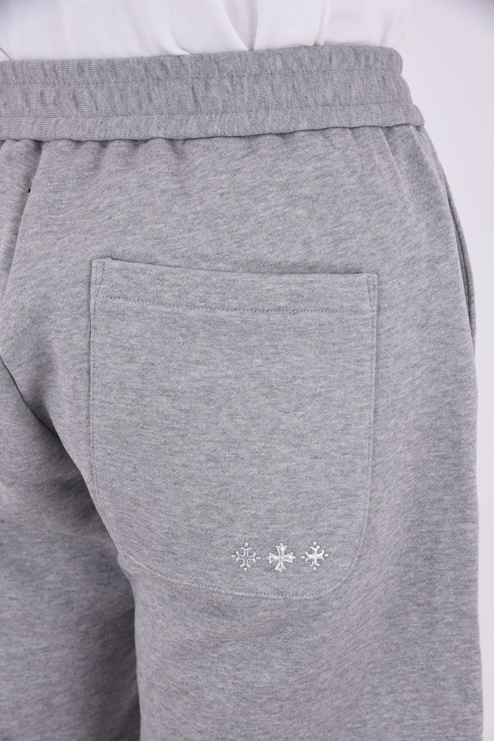 FUSSA (フッサ) / ワンポイントロゴ レギュラーフィット ショートパンツ （グレー）