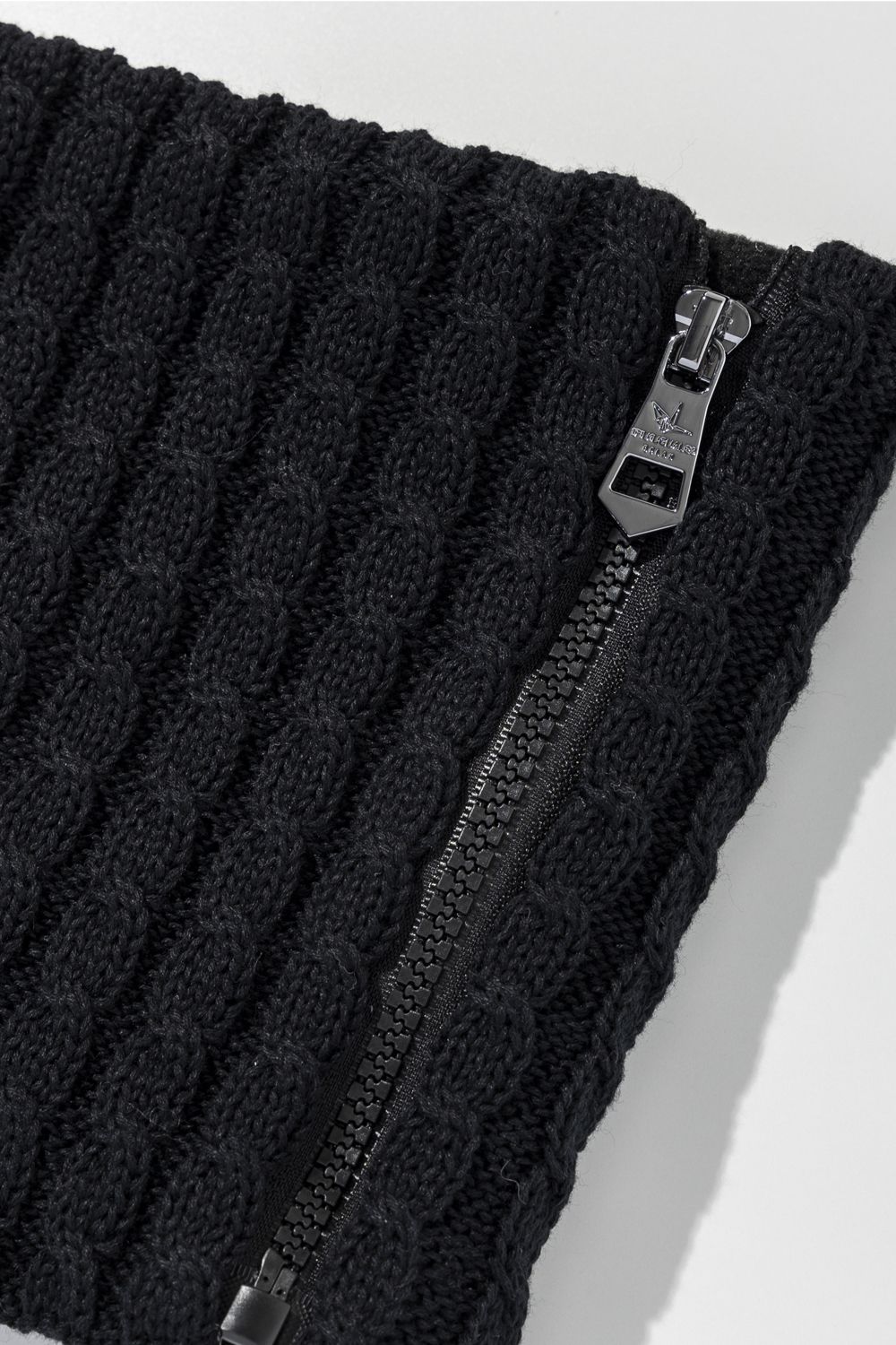 【26AW】 CABLE KNIT ZIPPERED NECK WARMER / ケーブルニット  ネックウォーマー (ブラック) (9月上旬入荷予定)