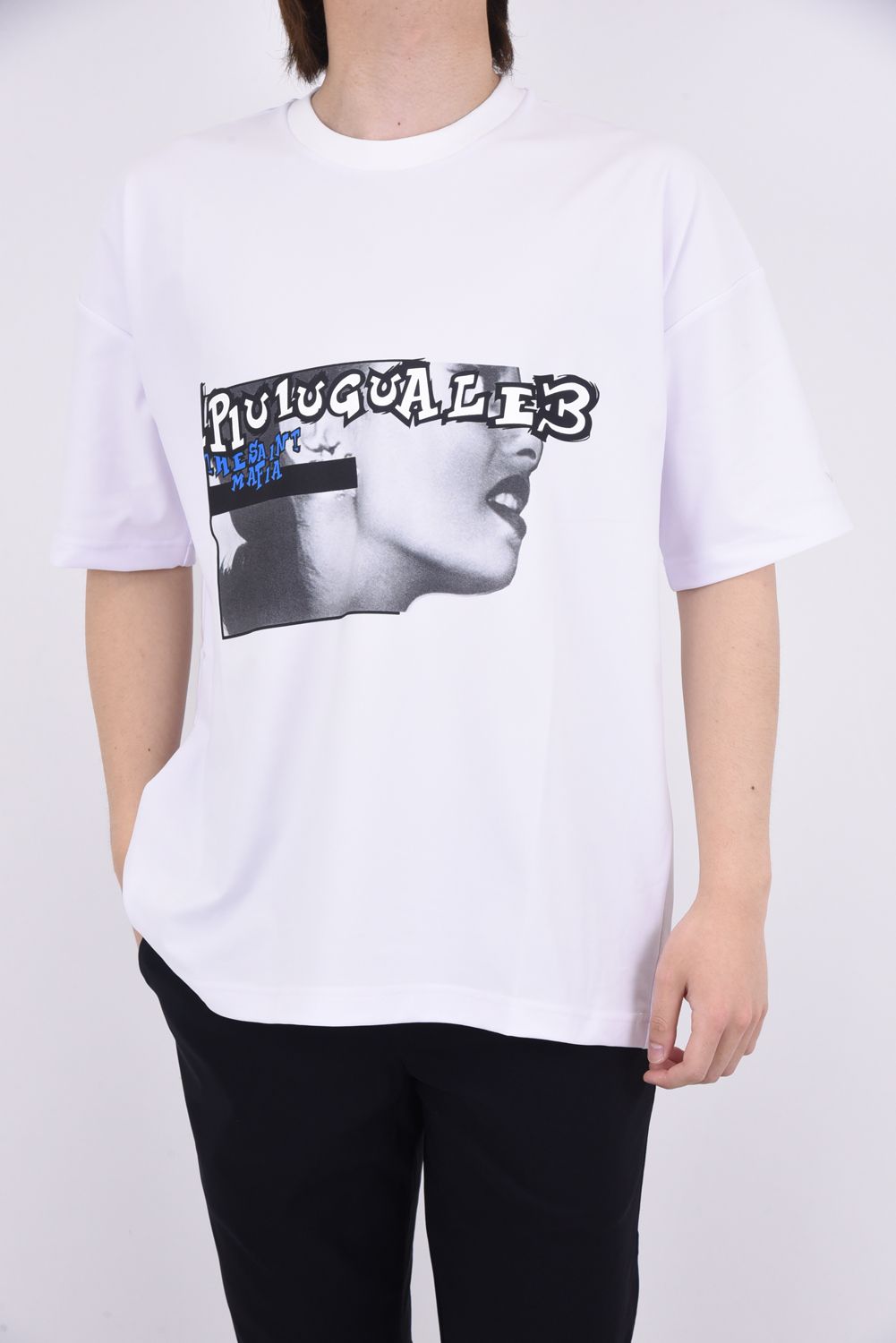 1PIU1UGUALE3 - 113 SPORT / THESAINT MAFIA AIR BOOST BIG CREW TEE WHITE /  グラフィック プリント クルーネック Tシャツ ホワイト | gossip