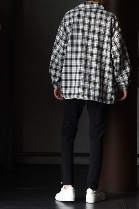 【RESOUND CLOTHING 】 OVER coach Jacketを使用したラフにキメる大人のコーチジャケットスタイル