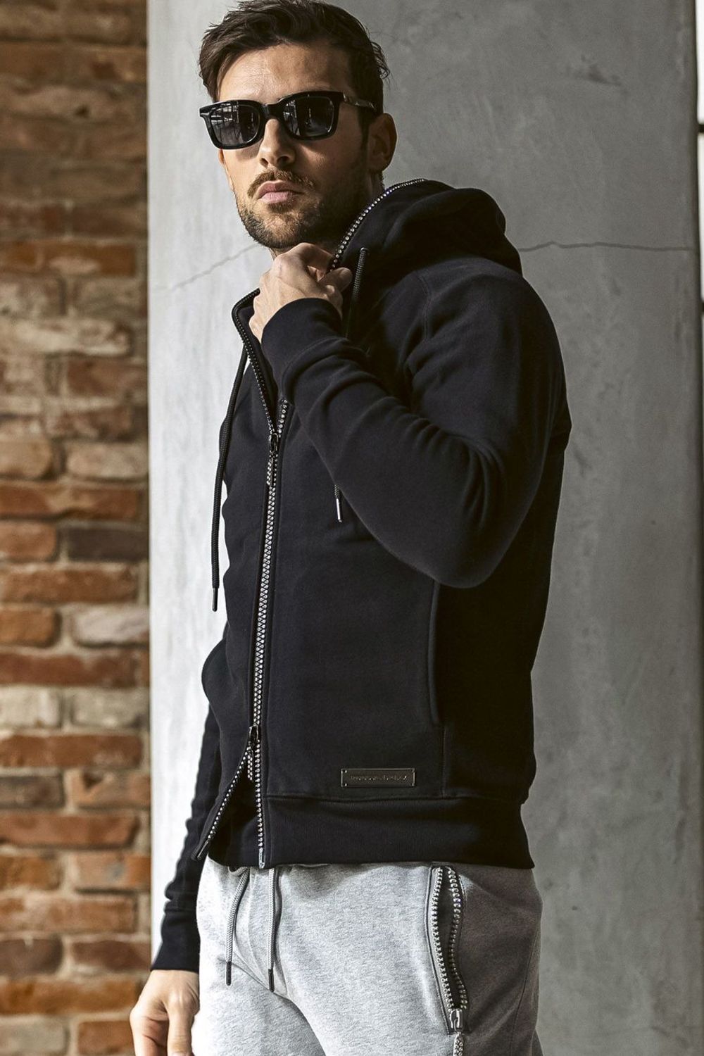 GLITTER ZIP + PLATE HOODIE / シルバーロゴプレートスウェットパーカー (ブラック) (9月上旬入荷予定)