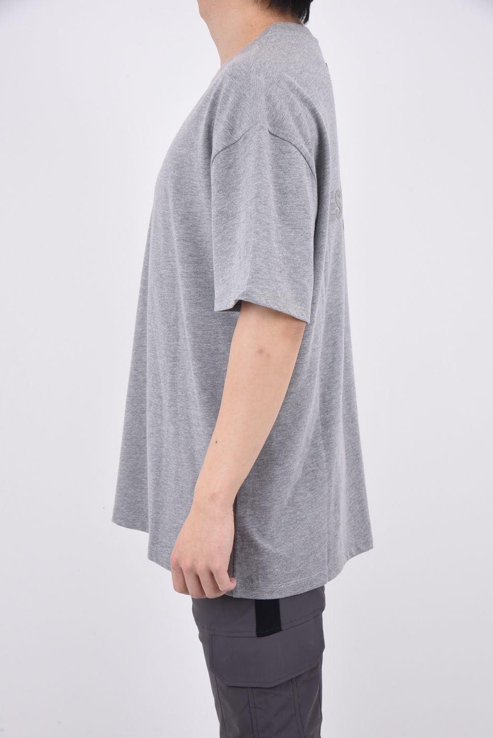 ESSENTIALS BACK LOGO T-Shirt / フロント ロゴ 半袖 Tシャツ ダークオートミール - S