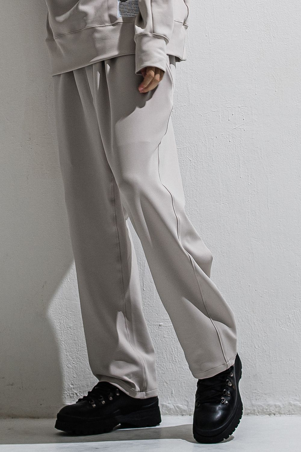 EMILIO DB WIDE PANTS / ダンボール素材 接触冷感 エコレザーコインポケット スラックス型イージーワイドパンツ (グレージュ) (3月中旬入荷予定) ※オーダー締切12/13(土)17:00