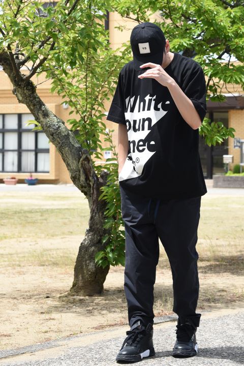 【White Mountaineering】定番のクロップドパンツを使用したカジュアルスタイル