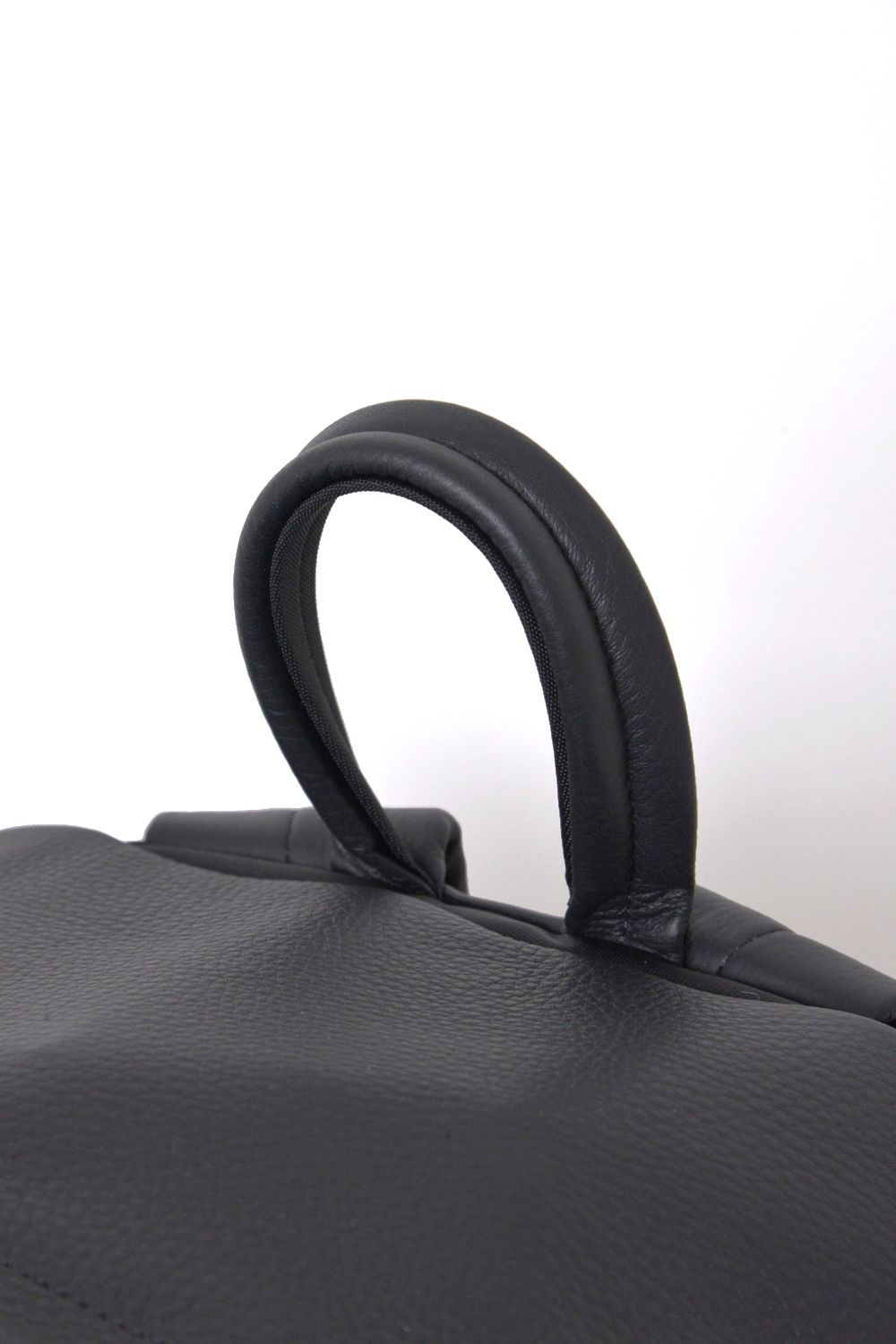ESSENTIAL LEATHER DAYPACK MEDIUM / 防水レザー デイパック (ブラック)
