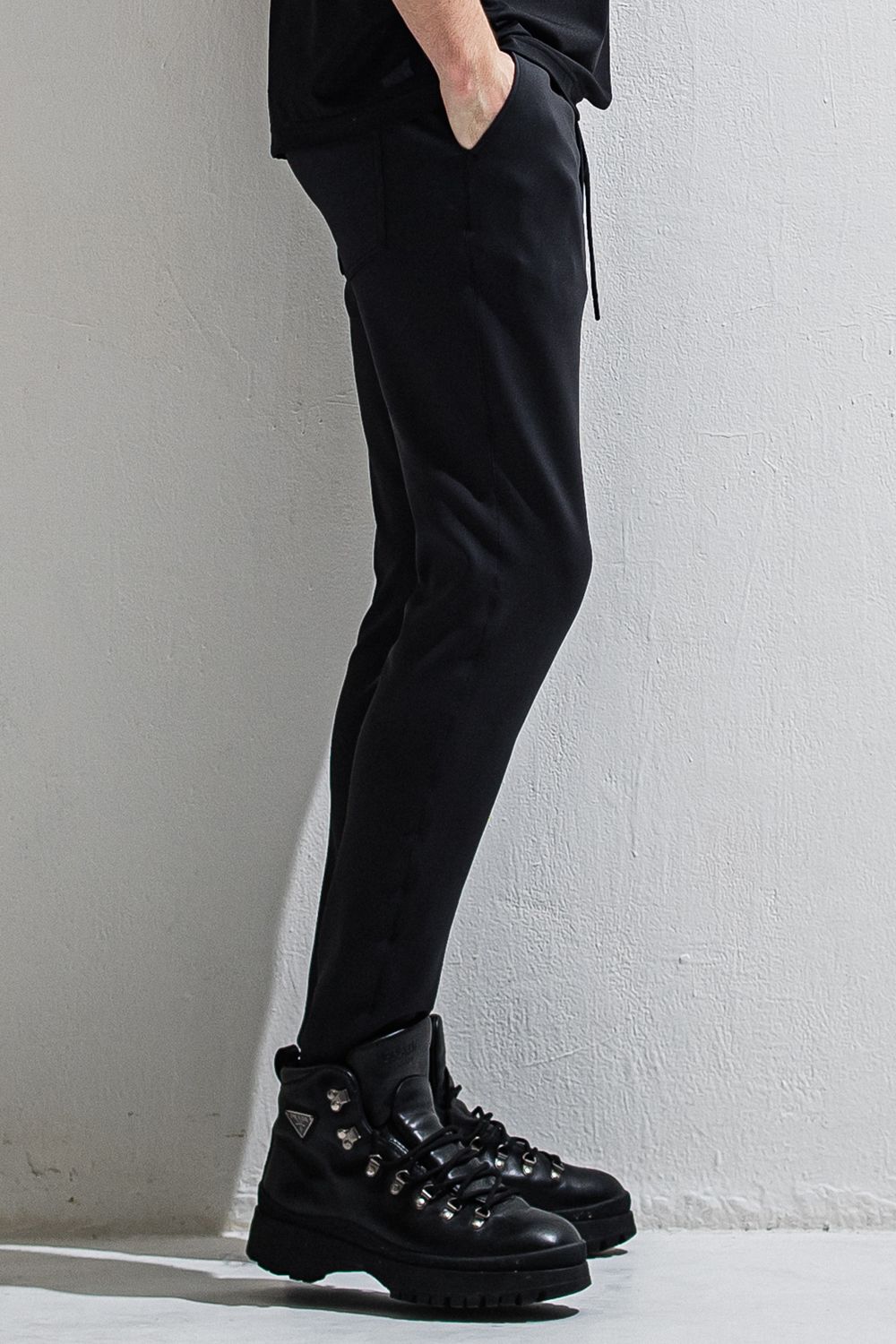 GAVIRIA DB EASY PANTS / ダンボール素材 接触冷感 エコレザーコインポケット スラックス型イージーパンツ (ブラック) (3月中旬入荷予定) ※オーダー締切12/13(土)17:00