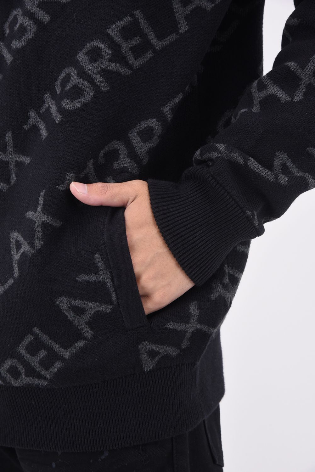 DIAGONAL LOGO CARDIGAN / 総柄ロゴ ニットカーディガン ブラック