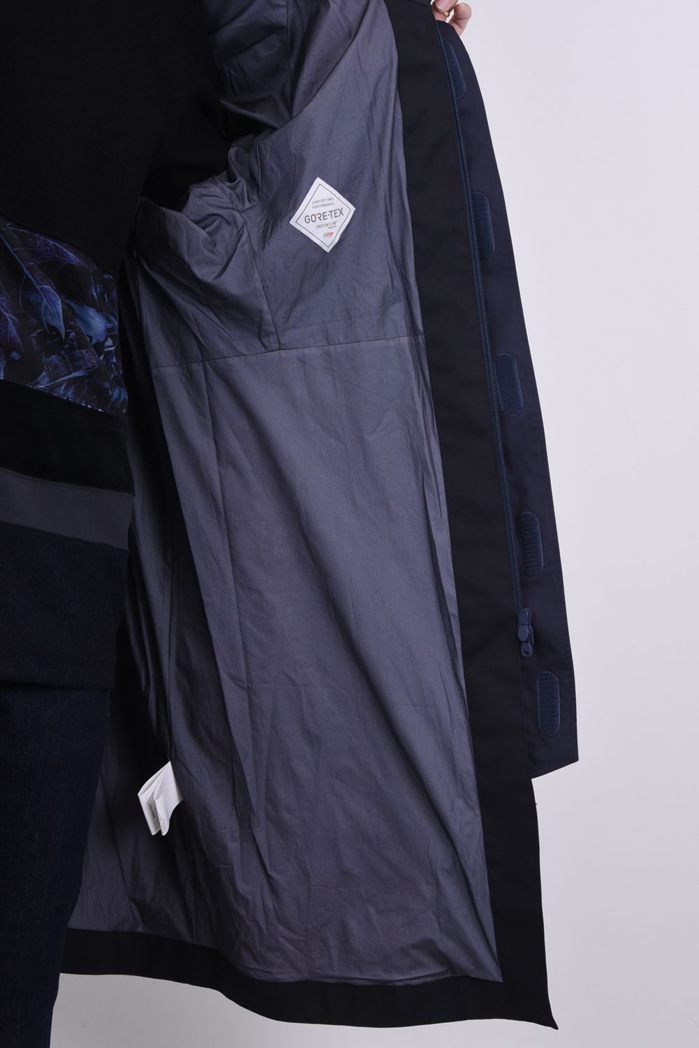 GORE-TEX INFINIUM FALLEN LEAVES PRINTED DOUBLE LAYER COAT / インクジェットプリント フーデッド ロングコート ネイビー