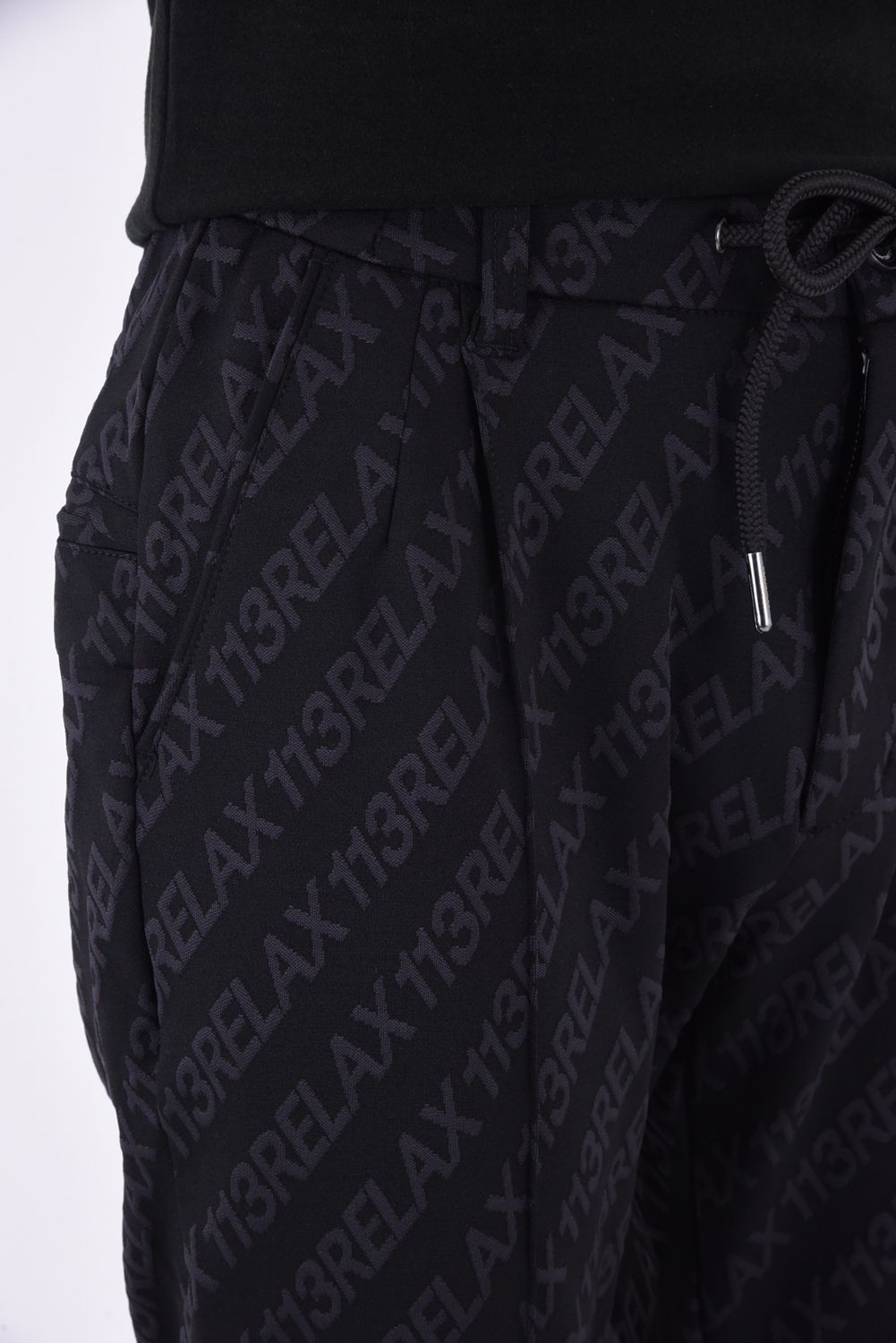 1PIU JACQUARD SLACKS / 総柄ロゴ ジャガード スラックス ブラック
