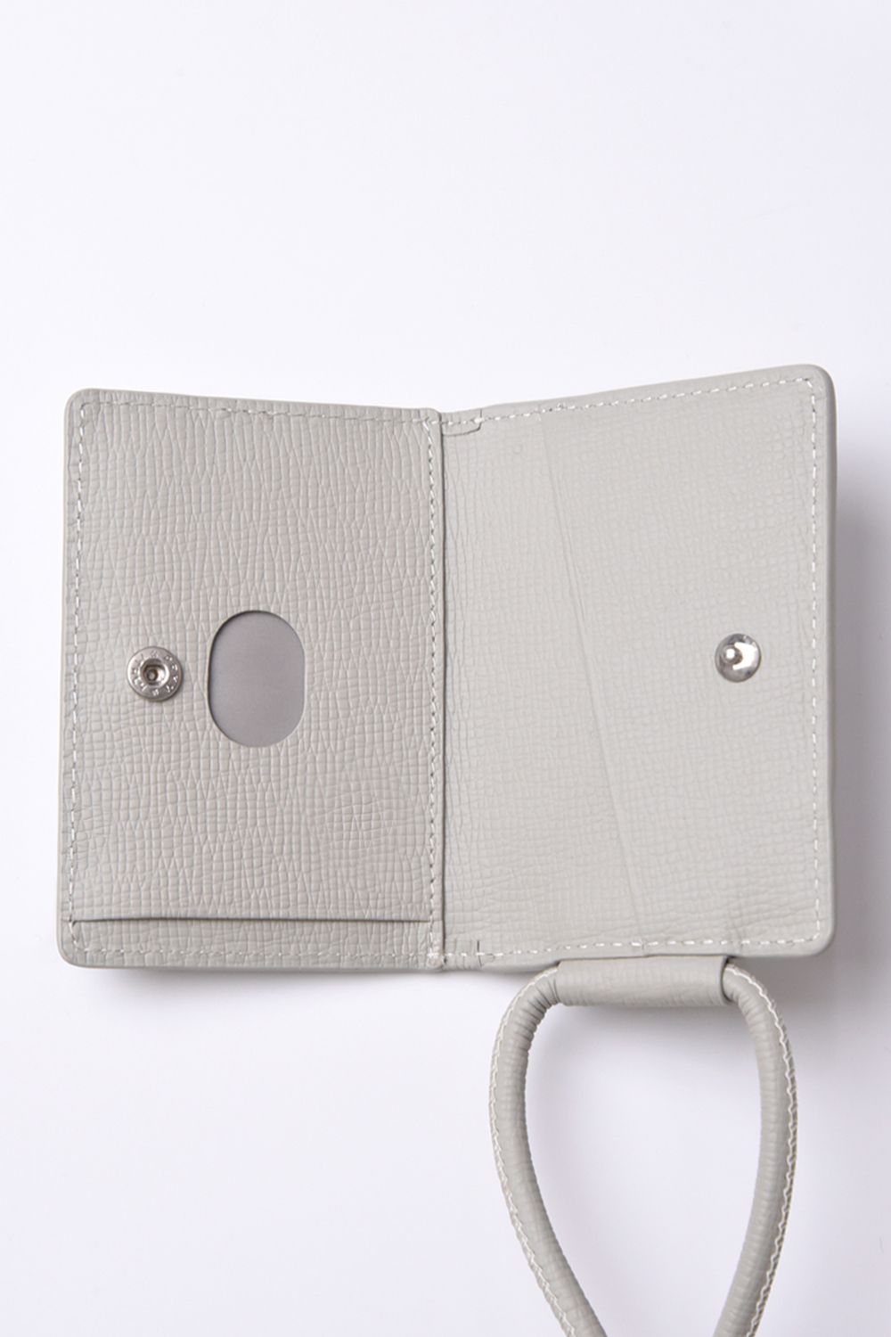 STRAPPED-ACCESSORY-CARDCASE / ストラップ付き MagSafe対応 ショルダーカードケース (ホワイトベージュ)