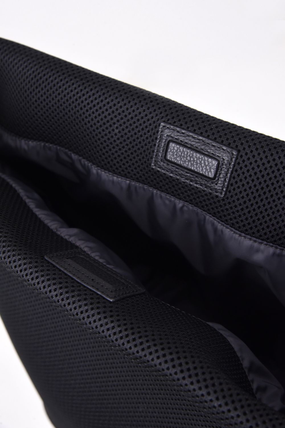 ESSENTIAL DOUBLE RUSSELL HOBO MIDIUM / メッシュ素材 レザーストラップ ショルダートートバッグ (ブラック)