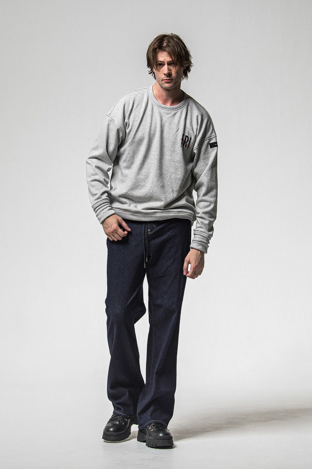 FRAIDAY STANDARD LOGO VELOURS FLEECE TRAINER / 裏ベロアフリース ロゴ ロングスリーブ トレーナー (グレー) (11月上旬入荷予定) ※オーダー締切：9月1日(月)18:00