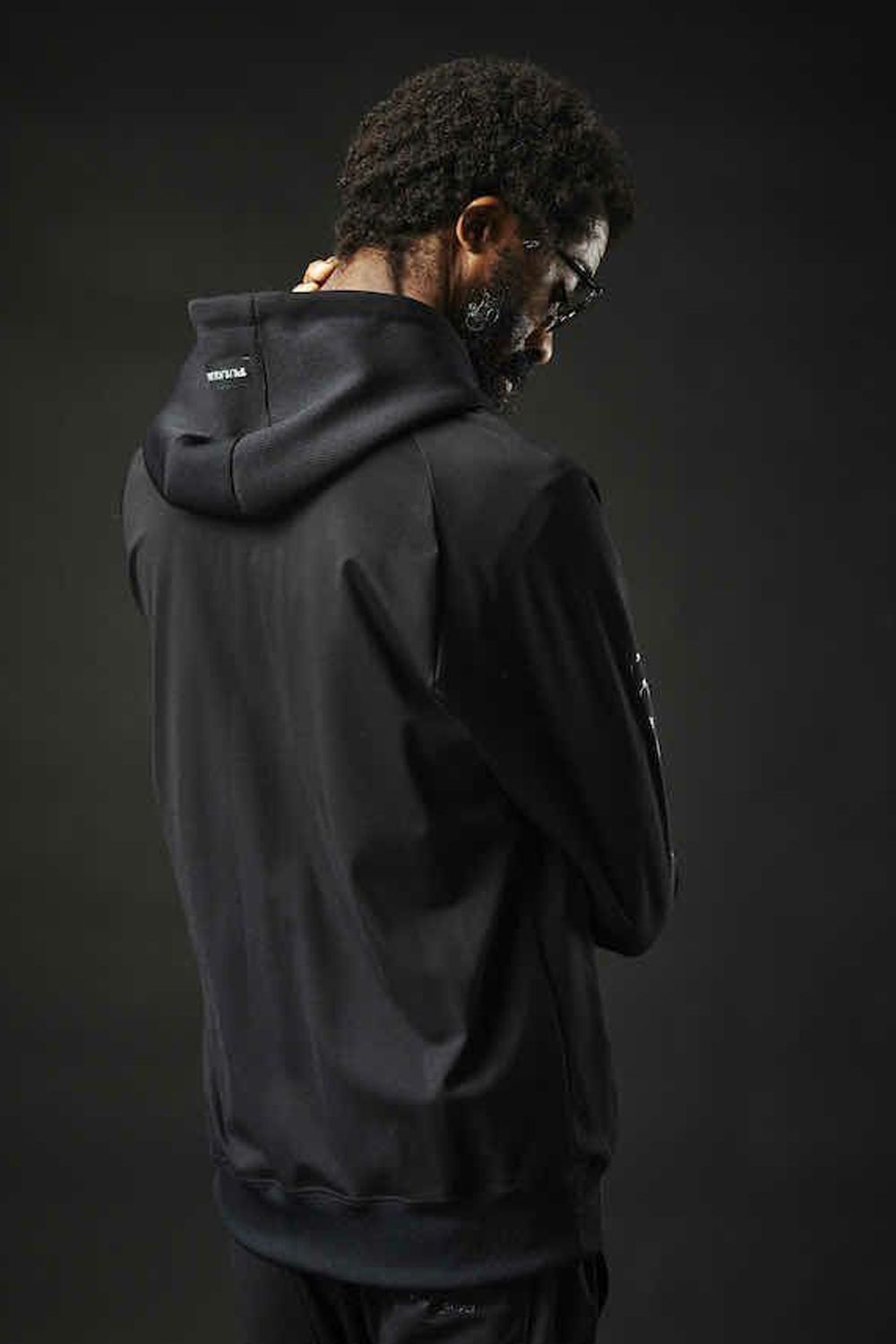 1PIU1UGUALE3 - 113SPORT COMFORTABLE TAG ZIP PARKA / 113ロゴ ラグランスリーブ フルジップ  パーカー ブラック | gossip