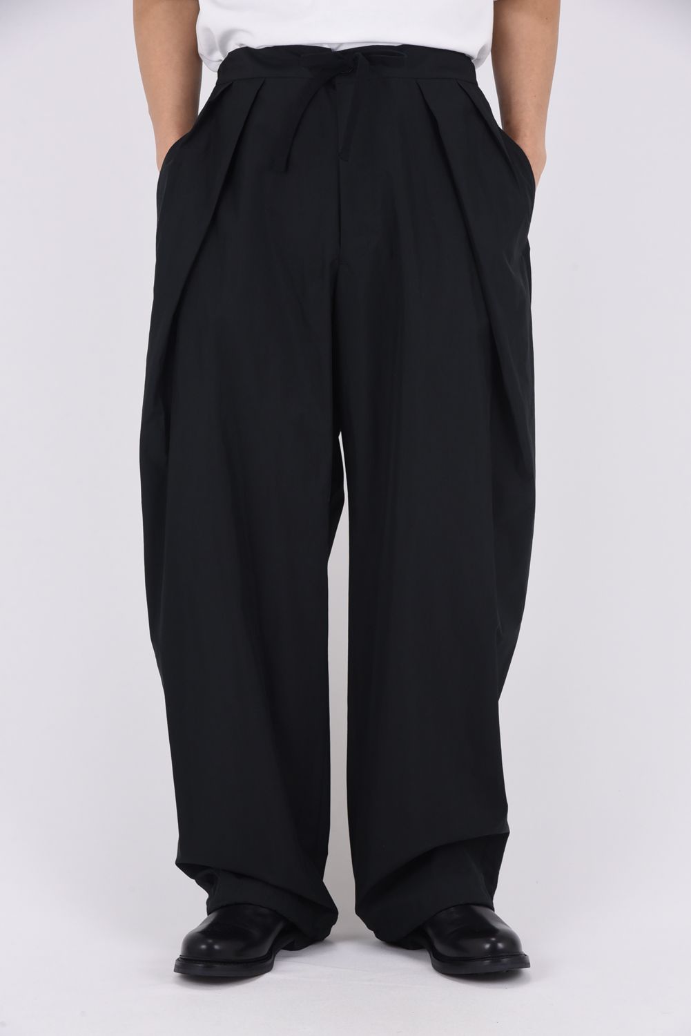 DRAWSTRING WIDE TROUSERS / ドローストリング ワイドパンツ (ブラック）
