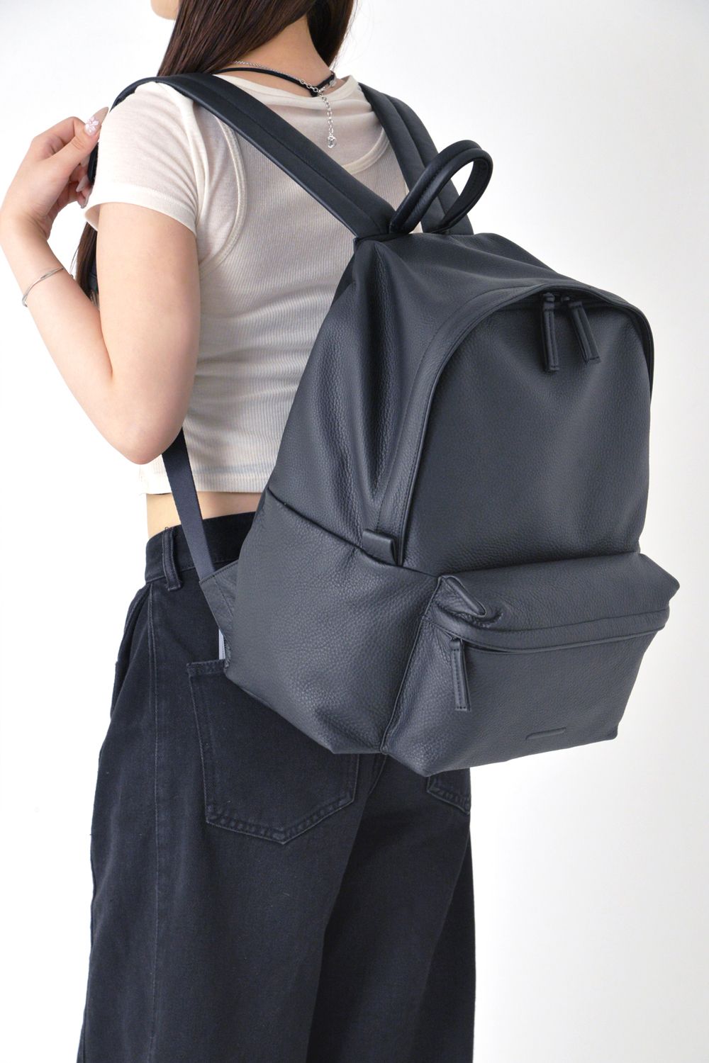 ESSENTIAL LEATHER DAYPACK MEDIUM / 防水レザー デイパック (ブラック)