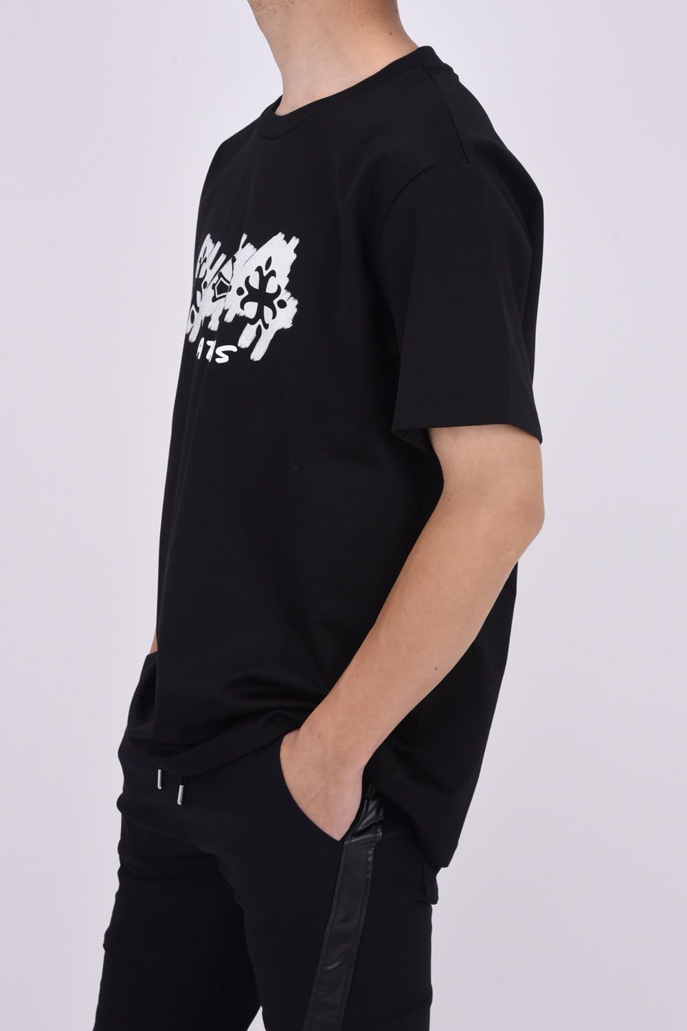 OSTOMO (オストモ) / フロントロゴ クルーネック 半袖 Tシャツ ブラック