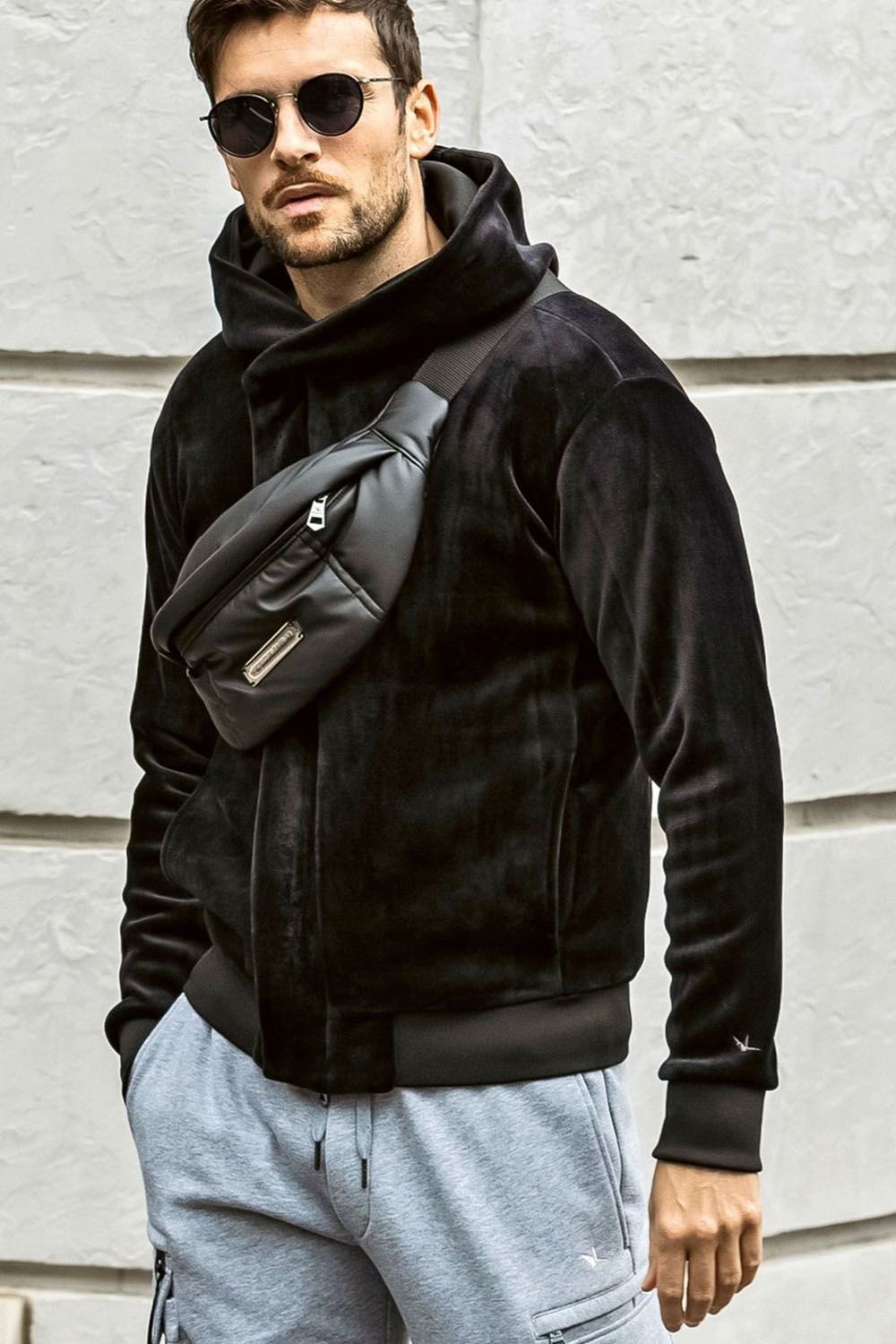 LIGHT SYNTHETIC LEATHER MINI PADDED BODY BAG / シルバーロゴプレート パデッド ボディバッグ (ブラック)