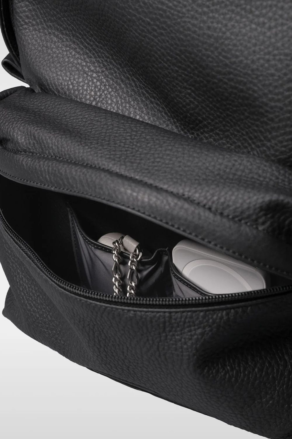 ESSENTIAL LEATHER DAYPACK MEDIUM / 防水レザー デイパック (ブラック)