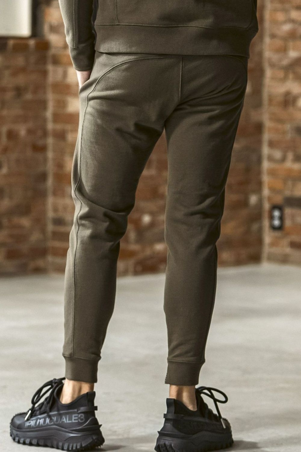 GLITTER ZIP + PLATE JOGGER PANTS / シルバーロゴプレートスウェットロングパンツ (カーキ） (9月中旬入荷予定)
