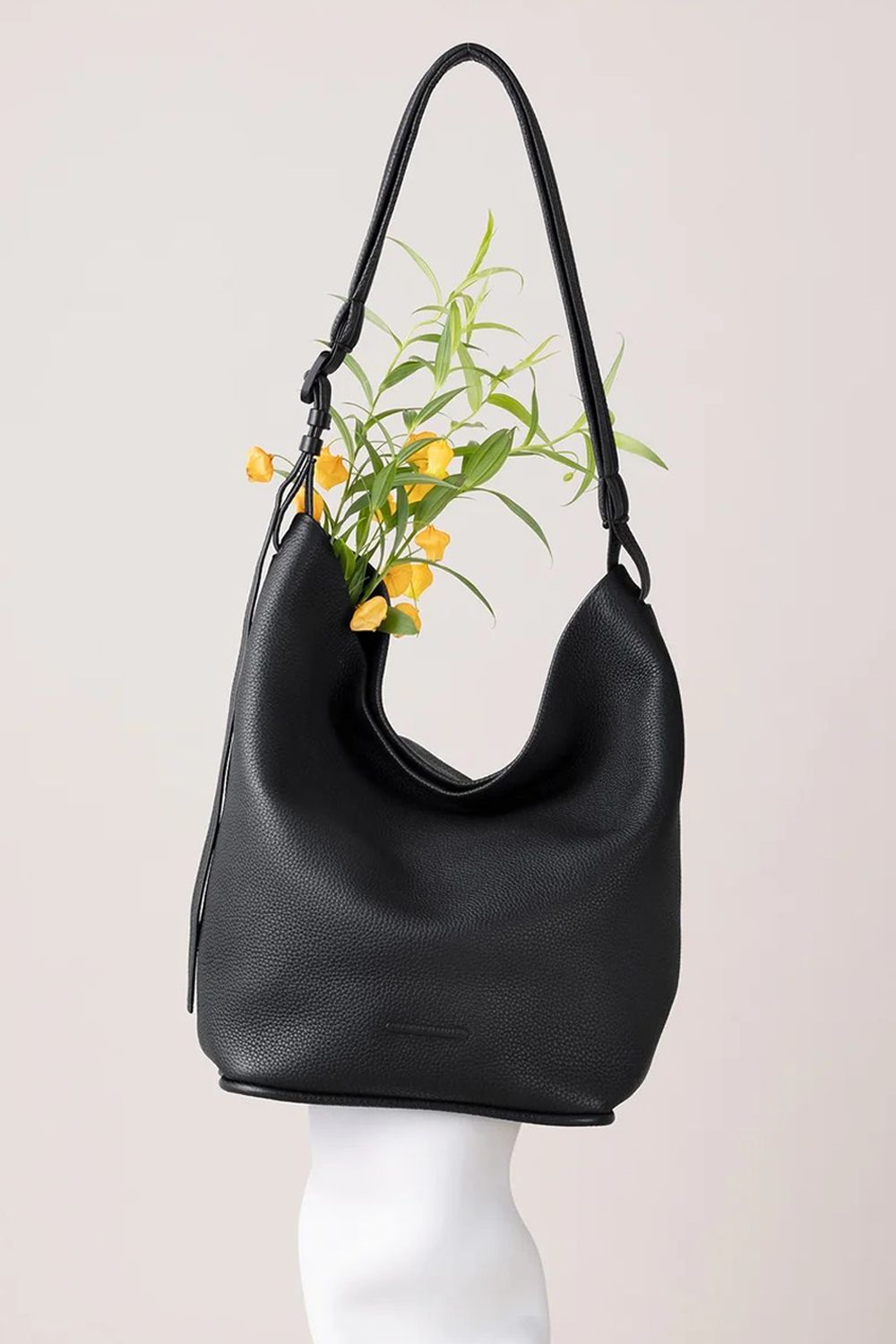 ESSENTIAL DAILY HOBO MEDIUM / シュリンクレザー ミディアムサイズ ショルダートートバッグ (ブラック)
