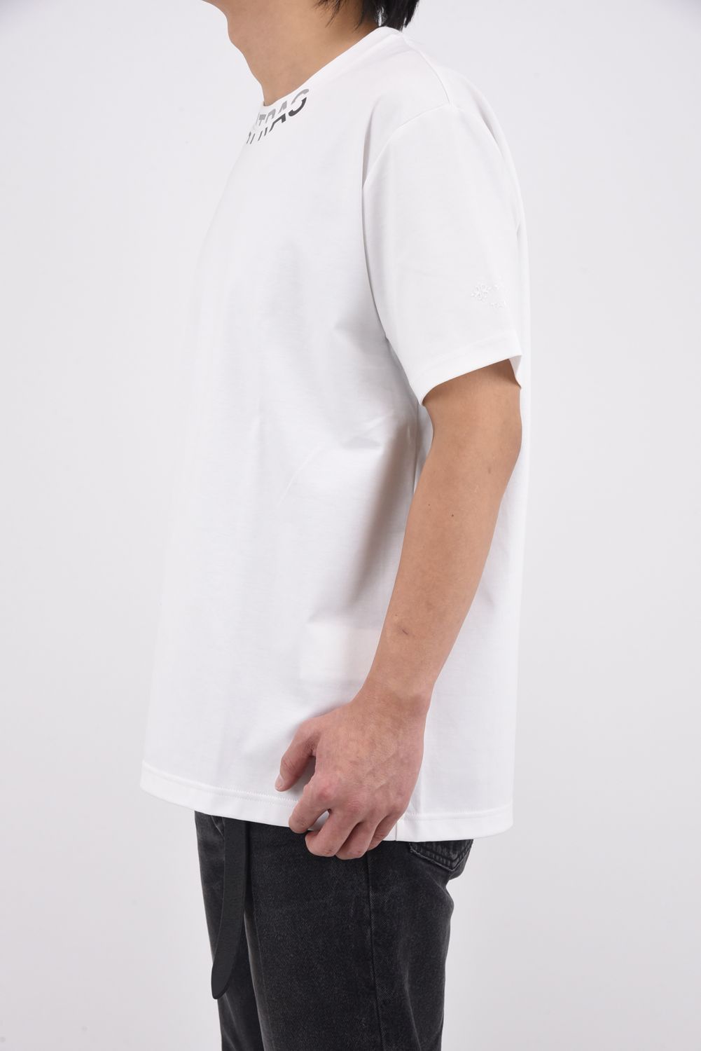 WANDO (ワンド) / ネックロゴ クルーネック Tシャツ ホワイト