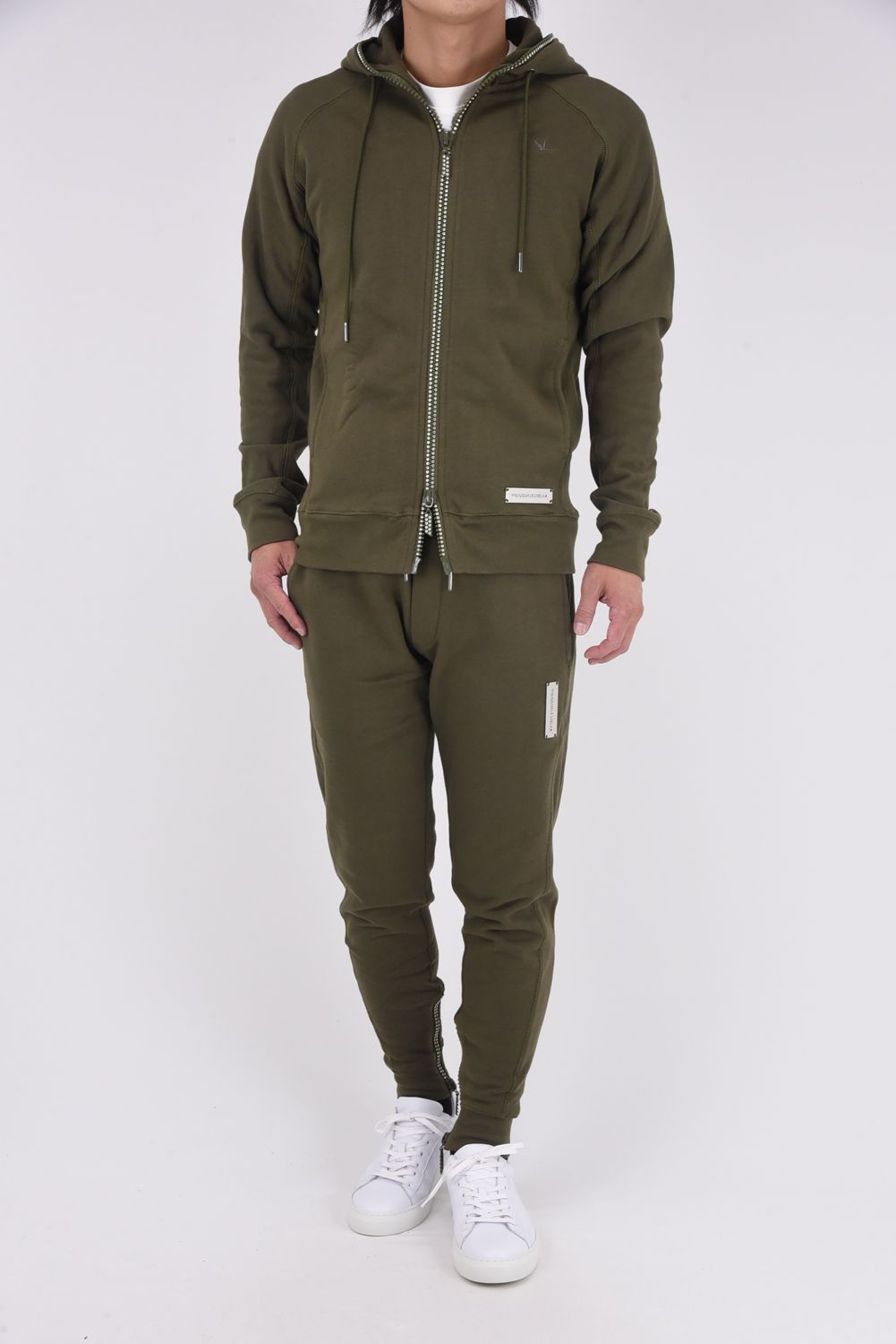 【25AW】 GLITTER ZIP + PLATE JOGGER PANTS / シルバーロゴプレートスウェットロングパンツ (カーキ）