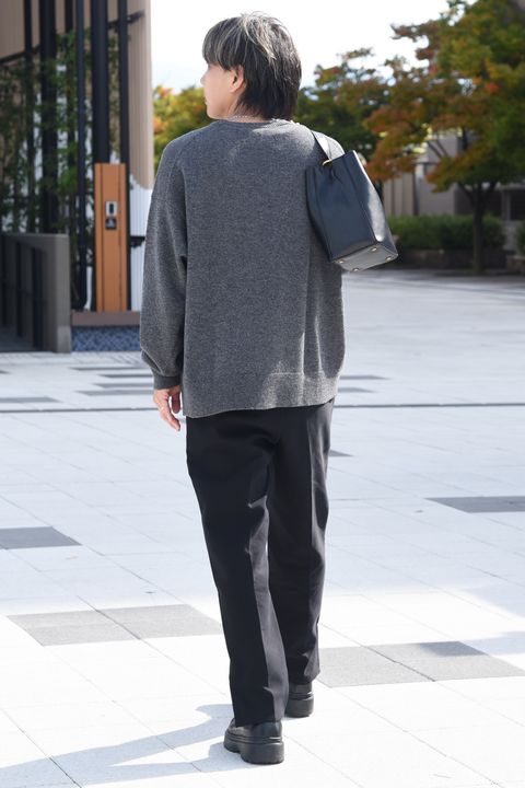 【CINOH】 ちょいオーバーなサイズで感度の高さをアピールしたニットコーデ