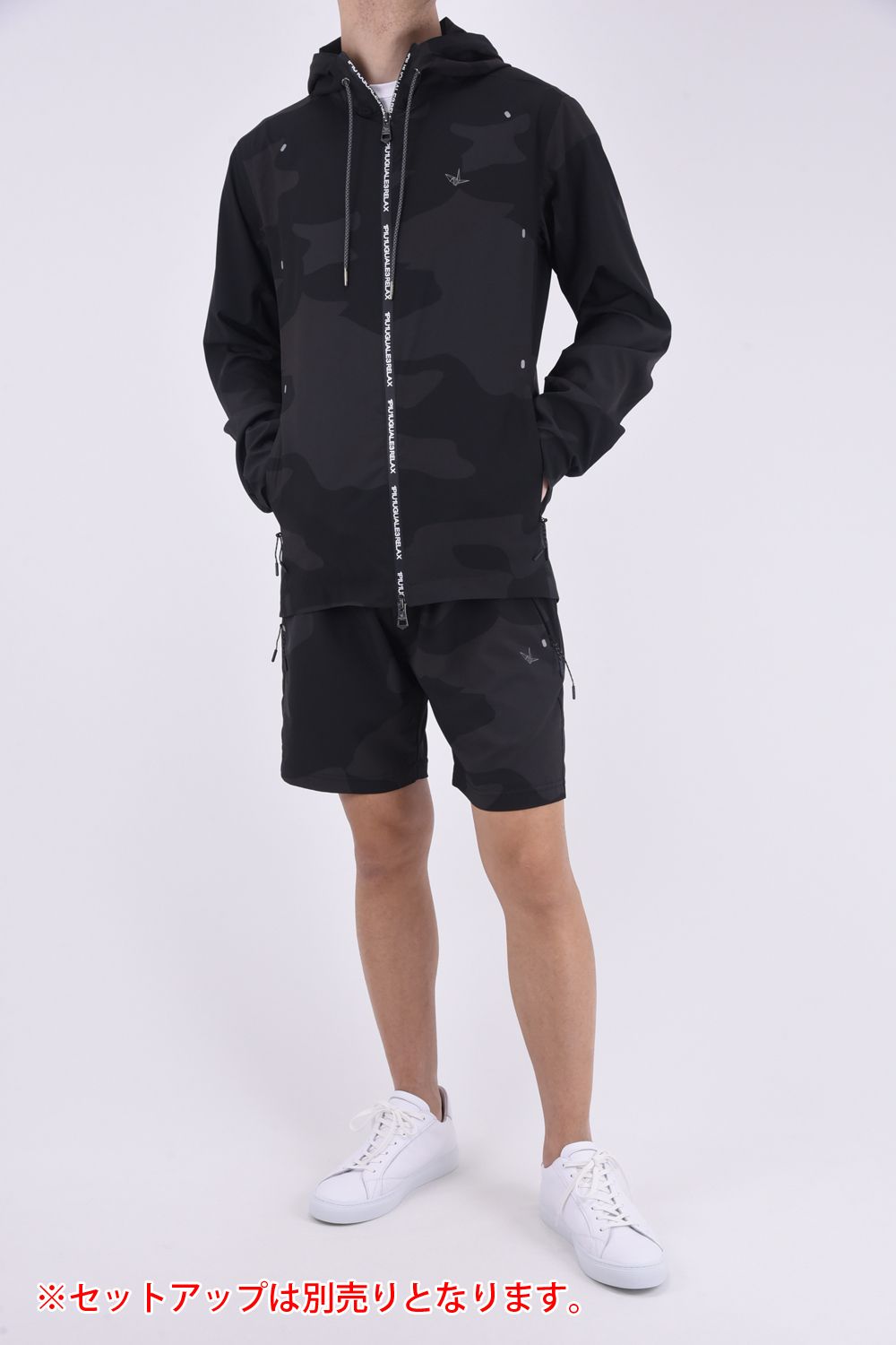 【1PIU1UGUALE3 RELAX】カモフラ ブルゾン ブラック 迷彩 1PIU1UGUALE3 RELAX - CAMO LIGHT HOODIE / カモフラ柄 ジップ