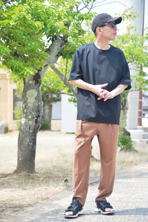 Tシャツ×タックパンツを使用した今時なリラックス感溢れるスタイル