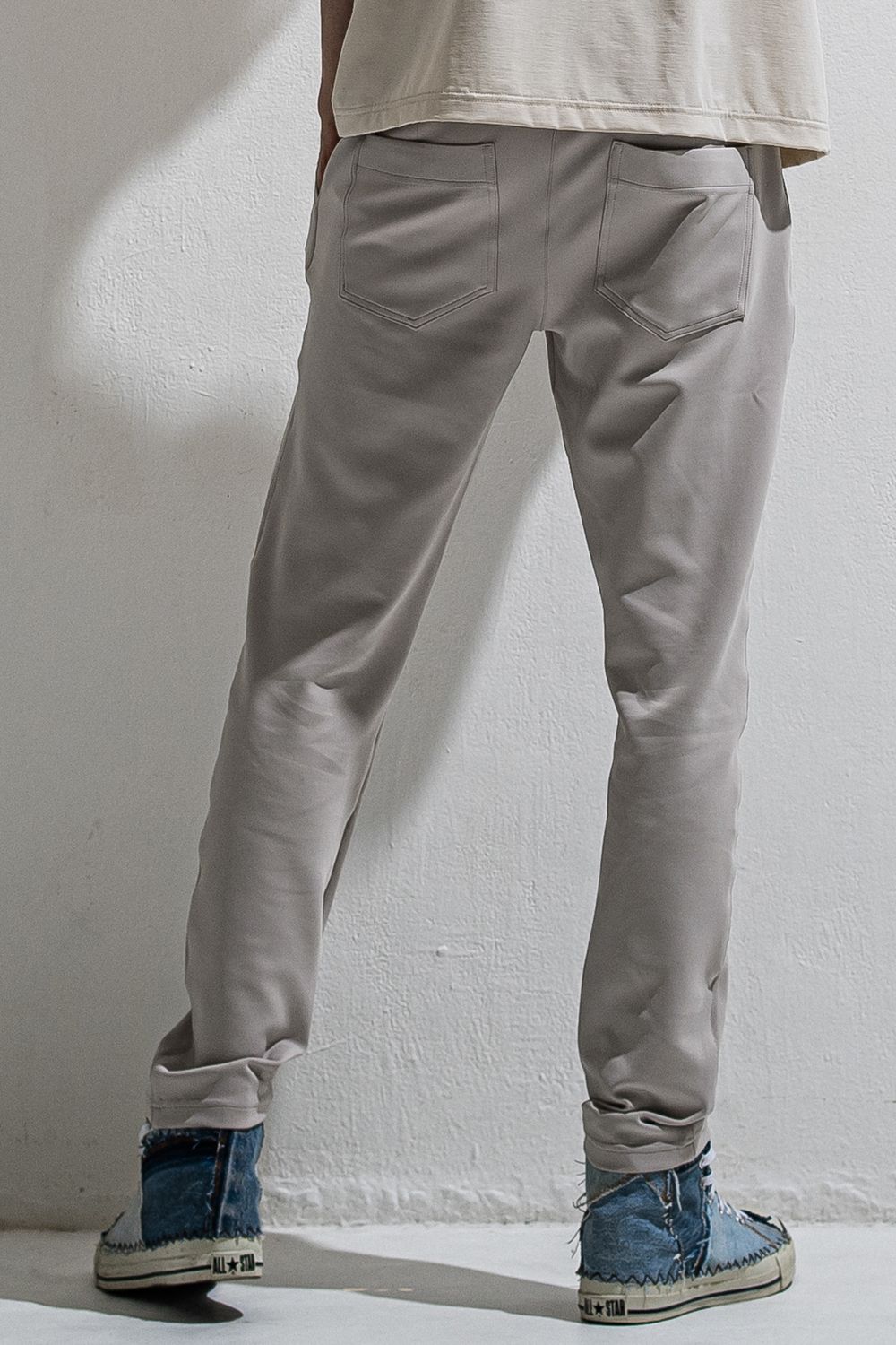 GAVIRIA DB EASY PANTS / ダンボール素材 接触冷感 エコレザーコインポケット スラックス型イージーパンツ (グレージュ) (3月中旬入荷予定) ※オーダー締切12/13(土)17:00