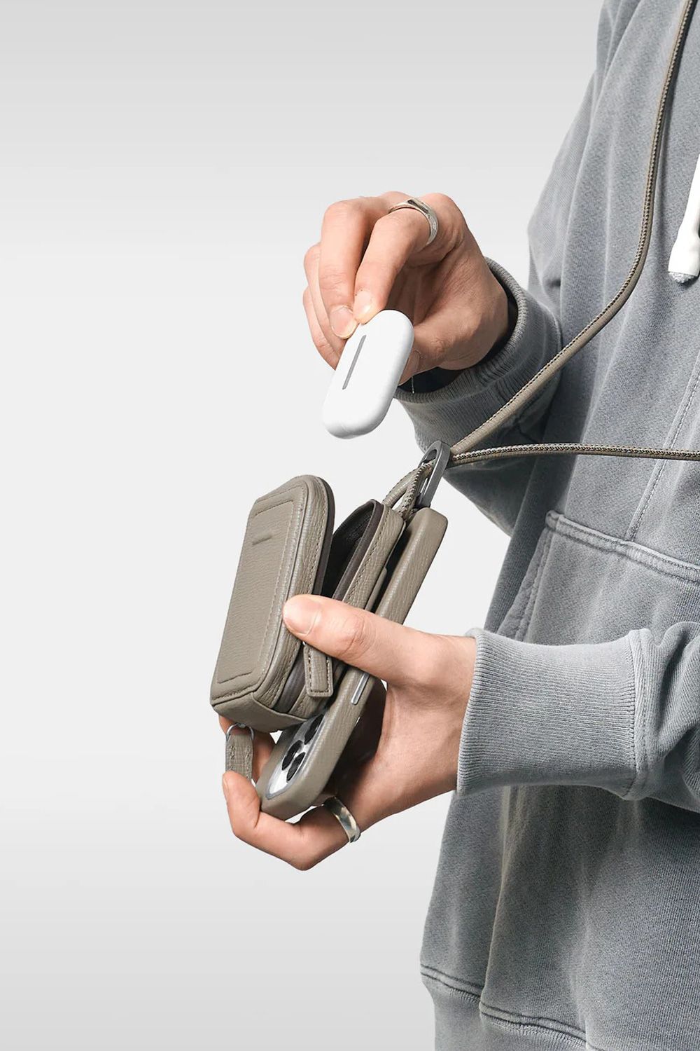 STRAPPED-ACCESSORY-MICROBAG / ストラップ付き MagSafe対応 ショルダーマイクロバッグ (トープ)