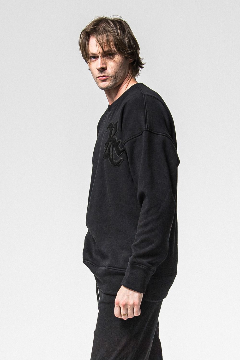 RC CHENILLE VELOURS FLEECE DROP TRAINER / RC刺繍 裏起毛 ロングスリーブ トレーナー (ブラック) (11月上旬入荷予定) ※オーダー締切：9月1日(月)18:00