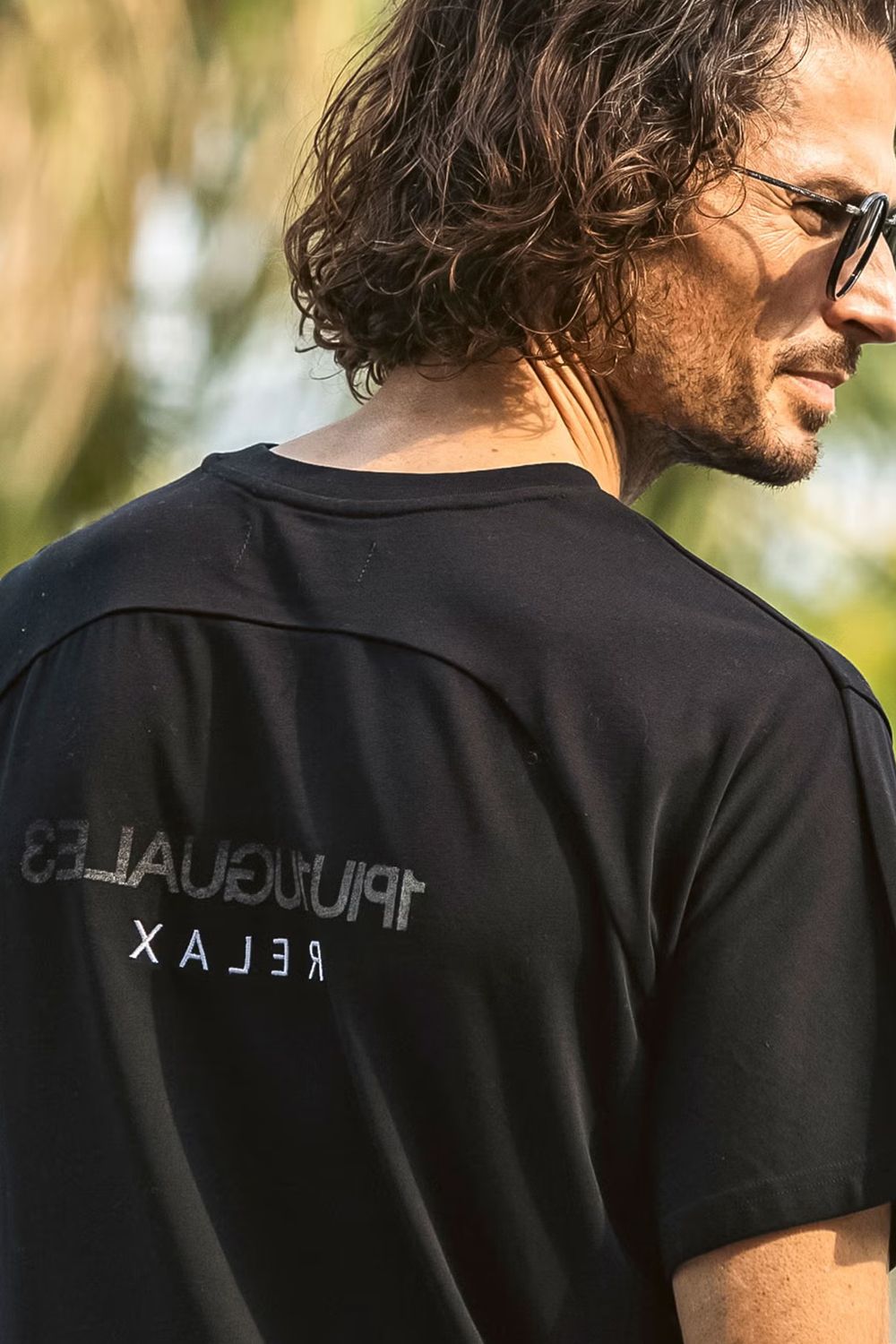 【26AWリピート商品】 REVERSE PRINT T-SHIRT / ブランドロゴプリント Tシャツ (ブラック)