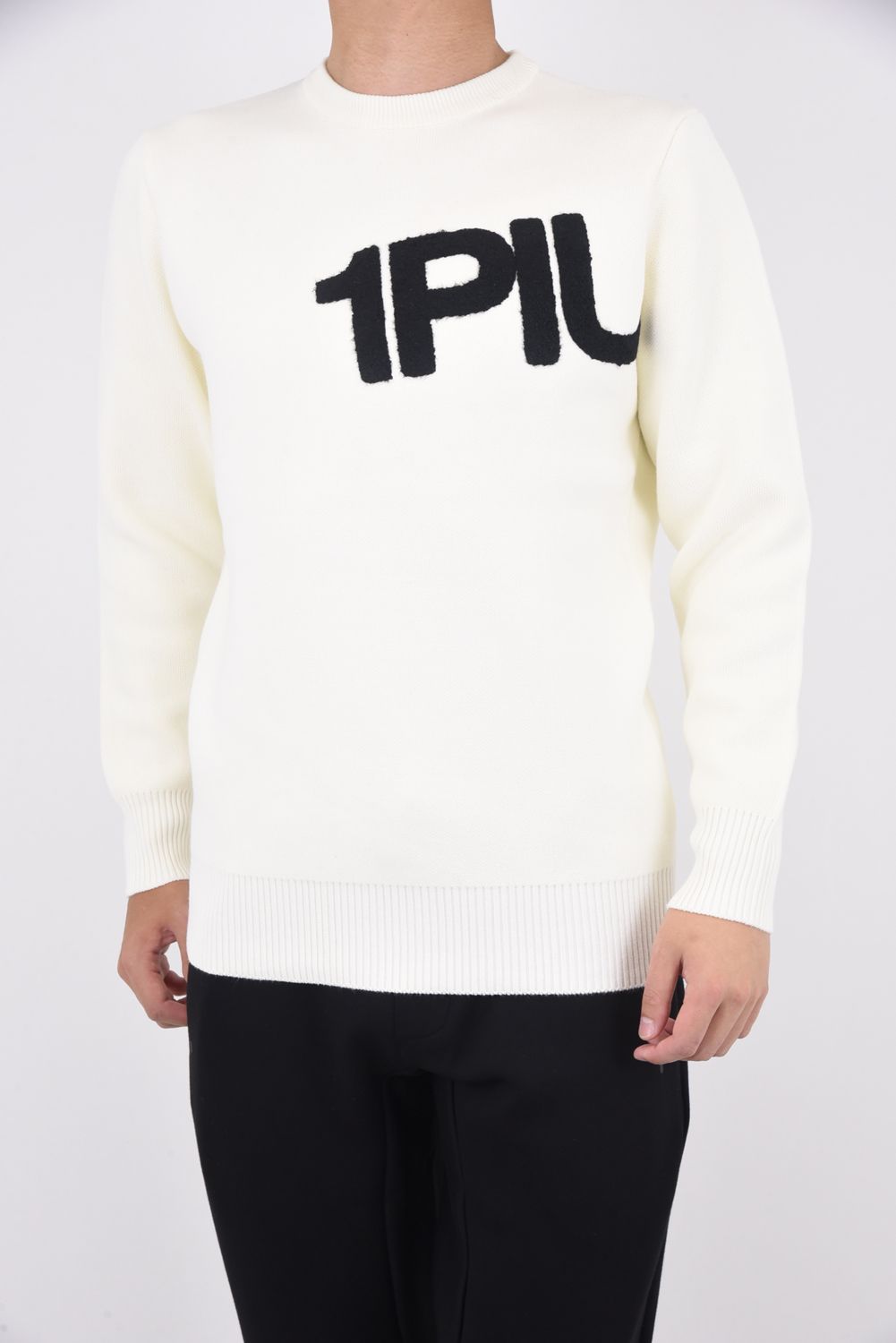 1PIU1UGUALE3 RELAX - DIAGONAL LOGO CREW NECK KNIT / ダイアゴナル