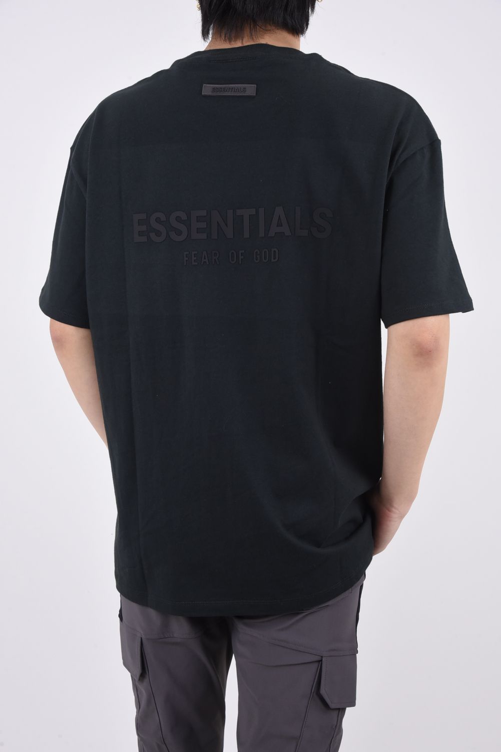 FOG Essentials エフオージー エッセンシャルズ FRONT LOGO V-NECK S/S TEE 125SP234110F フロントロゴ Vネック 半袖Tシャツ カットソー ブラック