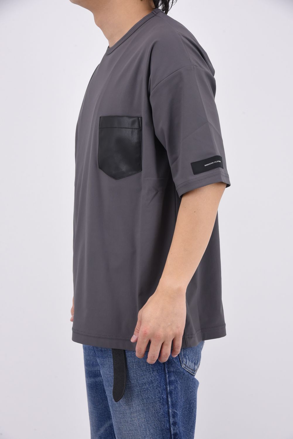 LEATHER POCKET OVER NYLON TEE / エコレザーポケット ルーズTシャツ グレー