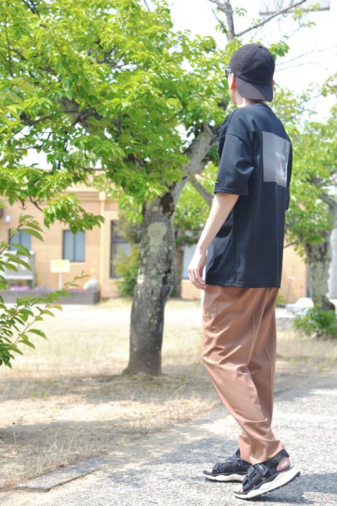 Tシャツ×タックパンツを使用した今時なリラックス感溢れるスタイル