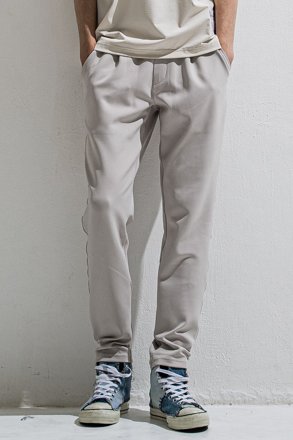 GAVIRIA DB EASY PANTS / ダンボール素材 接触冷感 エコレザーコインポケット スラックス型イージーパンツ (グレージュ) (3月中旬入荷予定) ※オーダー締切12/13(土)17:00