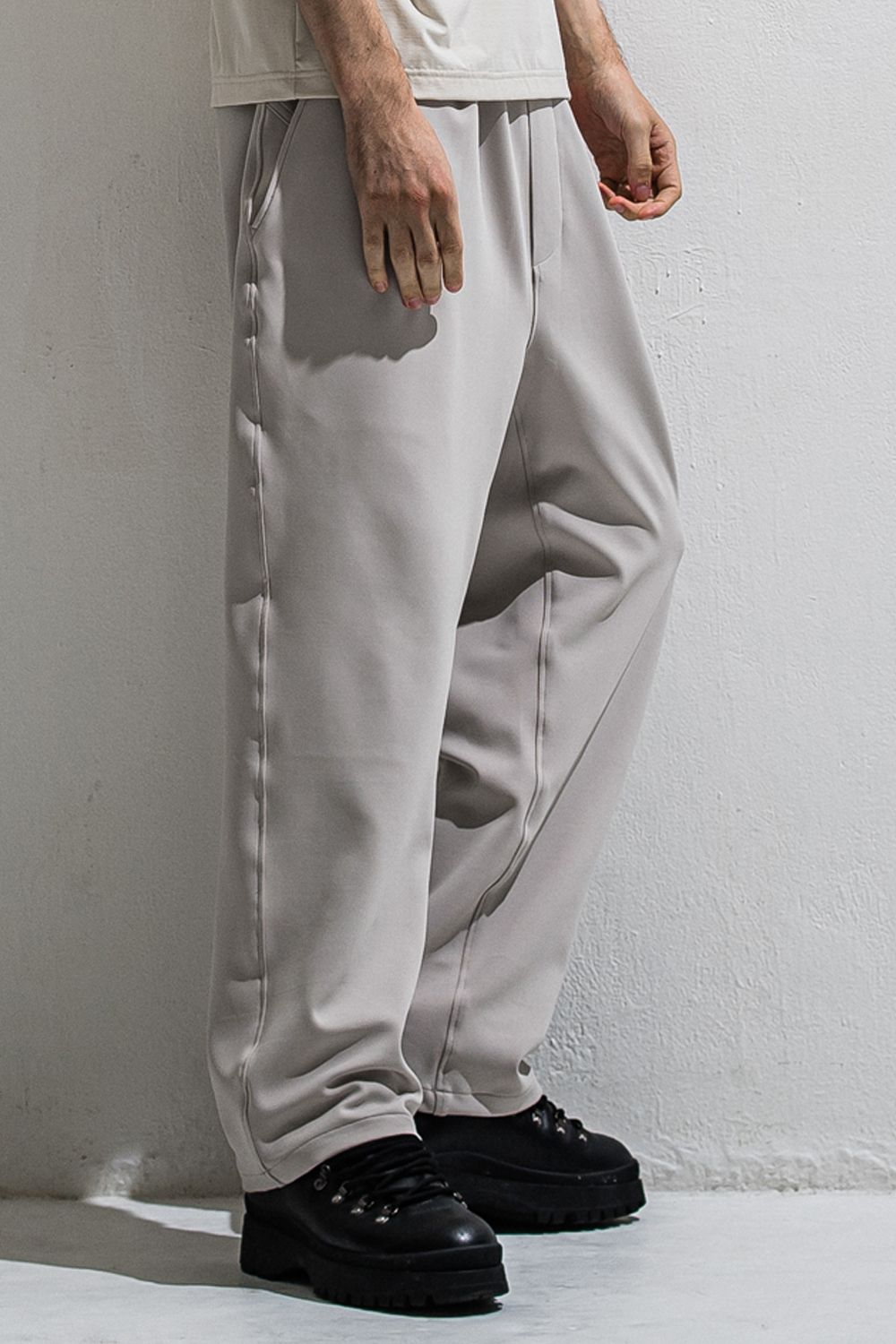 EMILIO DB WIDE PANTS / ダンボール素材 接触冷感 エコレザーコインポケット スラックス型イージーワイドパンツ (グレージュ) (3月中旬入荷予定) ※オーダー締切12/13(土)17:00