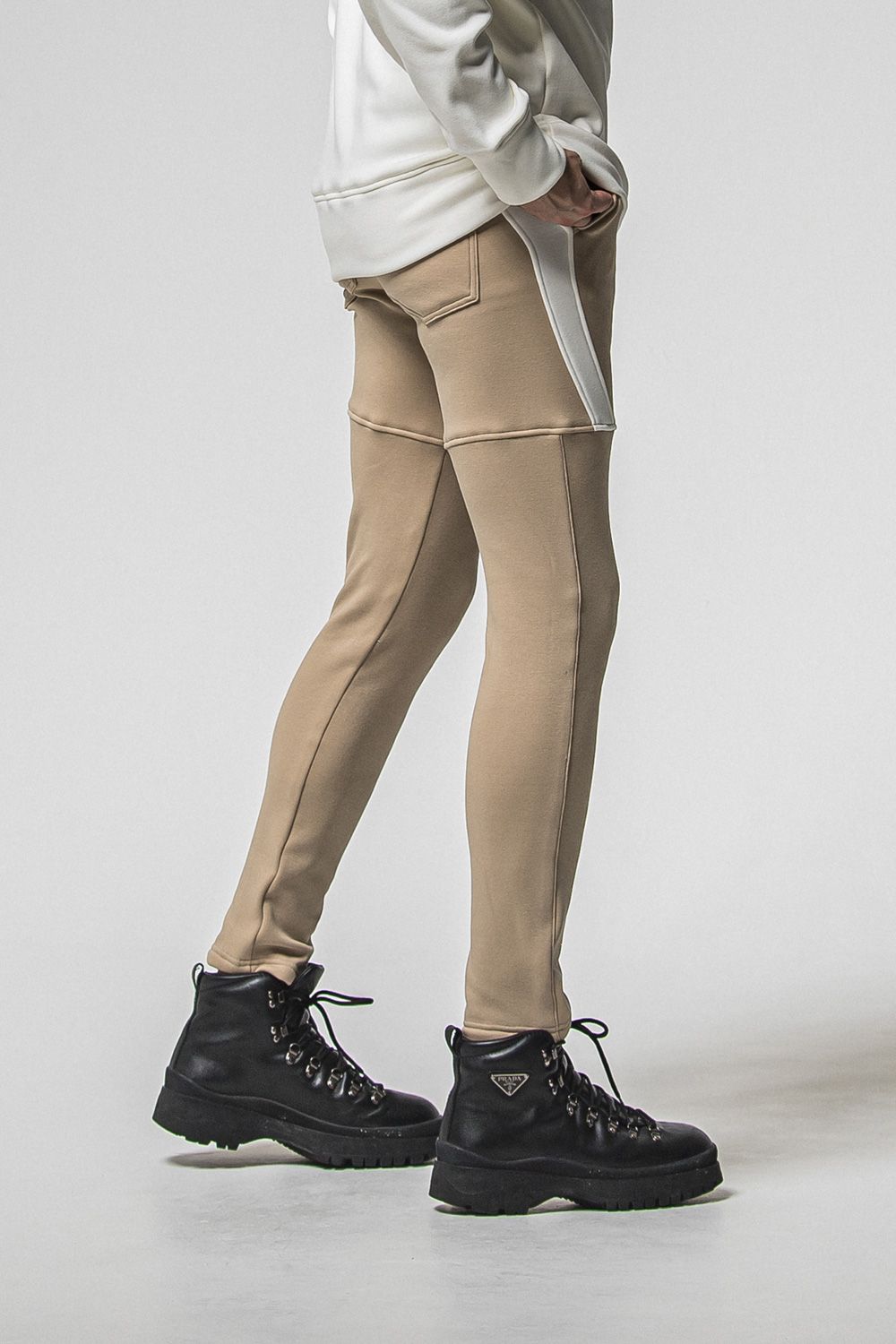 VELOURS FLEECE TYLER PANTS / ベロアフリースボア スキニータイト サイドライン イージーパンツ (ブラウン) (11月中旬入荷予定) ※オーダー締切：9月1日(月)18:00