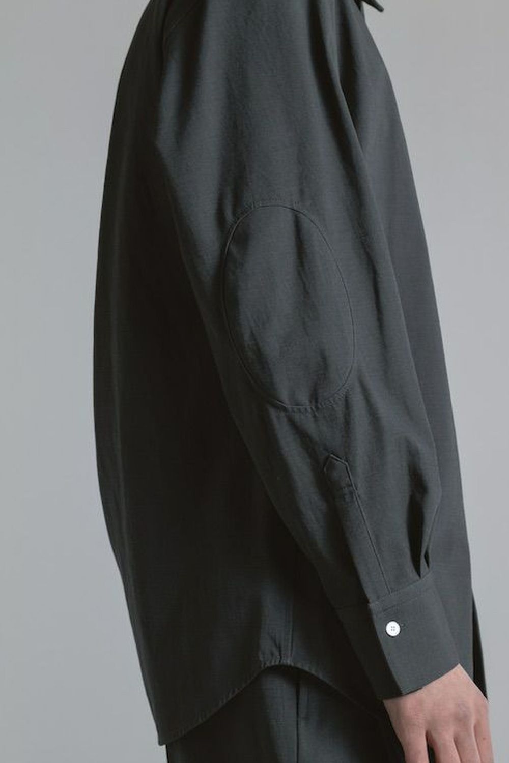 COTTON TWILL ELBOW PATCH DETAIL SHIRT / チャコールブラック