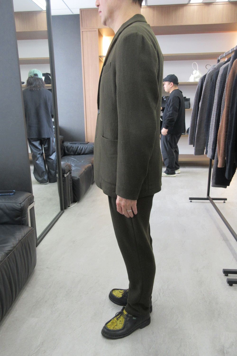【26AW】【セットアップ】 WOOL-BLEND CAMO-EMBOSSED JACKET / ウール混 エンボスカモフラージュ テーラードシングルジャケット&イージースラックス (カーキ) (9月上旬入荷予定)