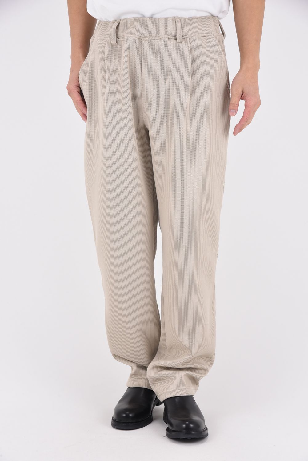 【26SS 39th】 AZE WIDE TUCK PANTS / 畔編みニット生地 セミワイドシルエット イージータックパンツ (グレージュ)