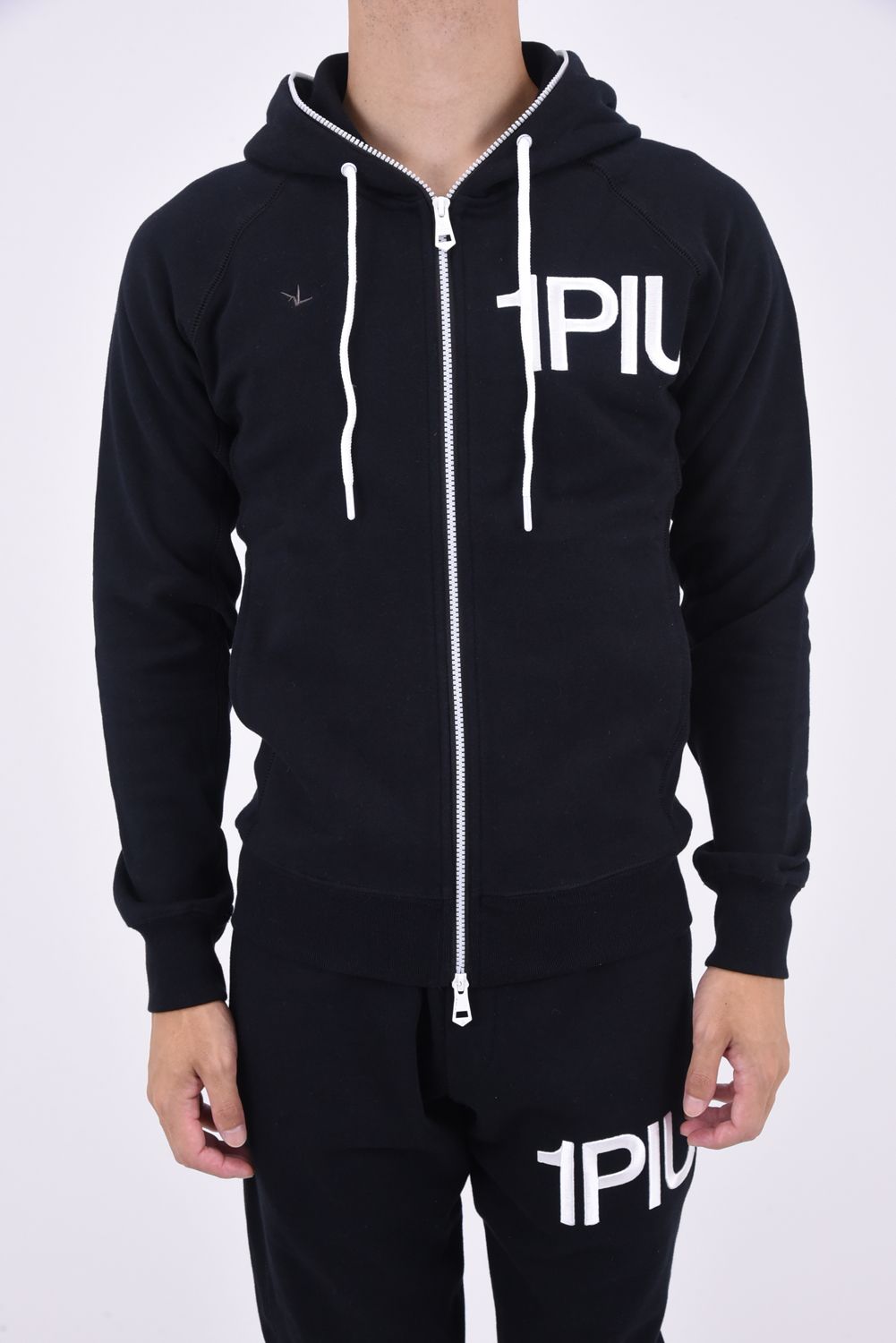 1PIU1UGUALE3 RELAX - 1PIU LOGO HEAVY HOODIE / 刺繍ロゴ スウェット