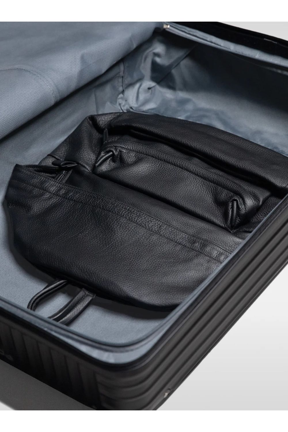 ESSENTIAL LEATHER DAYPACK MEDIUM / 防水レザー デイパック (ブラック)